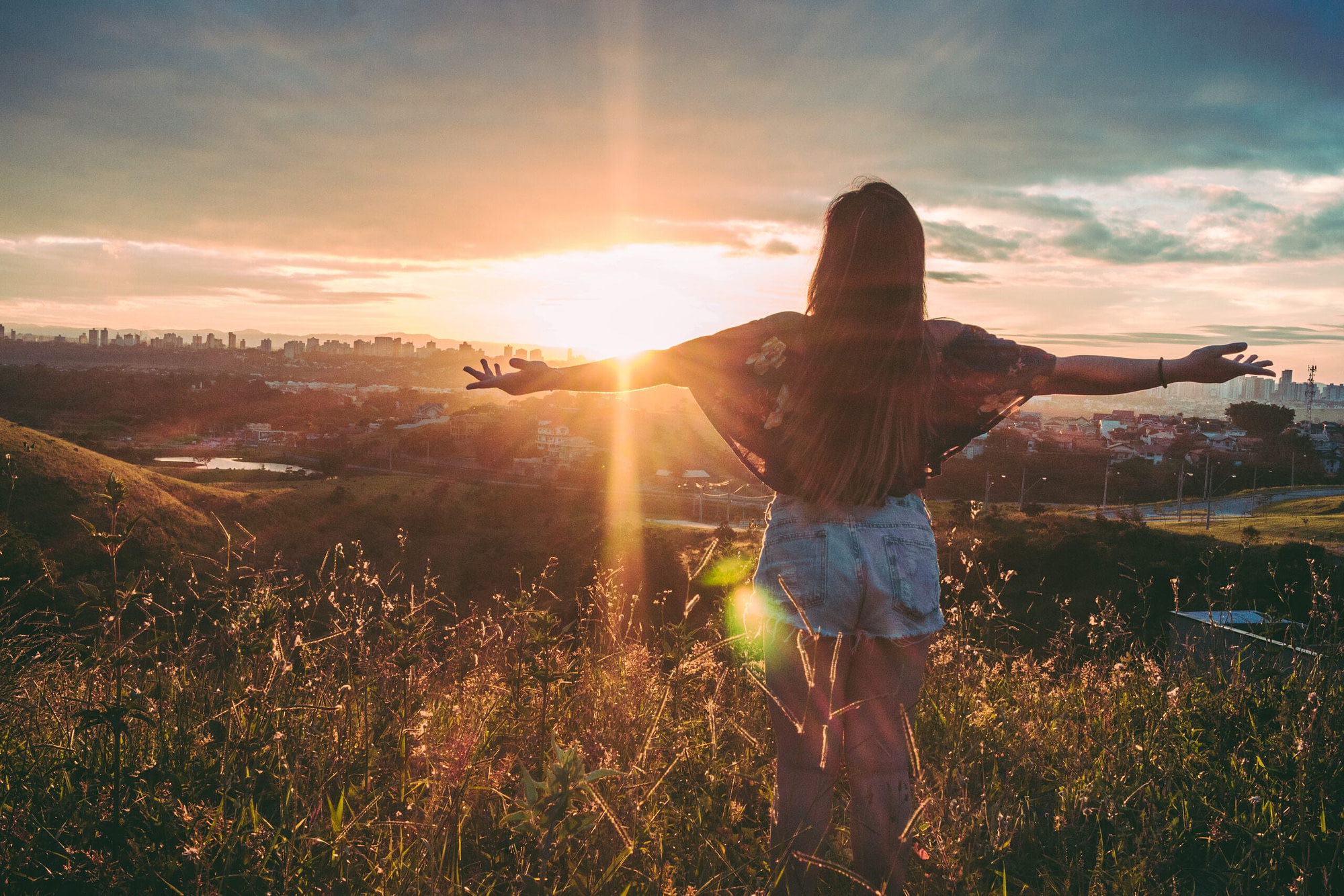 woman-stands-on-mountain-over-field-under-cloudy-sky-at-847483-scaled woman-stands-on-mountain-over-field-under-cloudy-sky-at-847483-scaled omdenken Van uitdaging naar kans – Deel 2: Omdenken & focus op een ander perspectief woman stands on mountain over field under cloudy sky at 847483 scaled